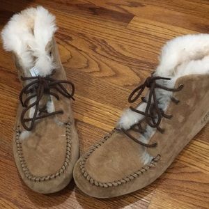 Ugg Chickaree pure UGG moc boot  like new!